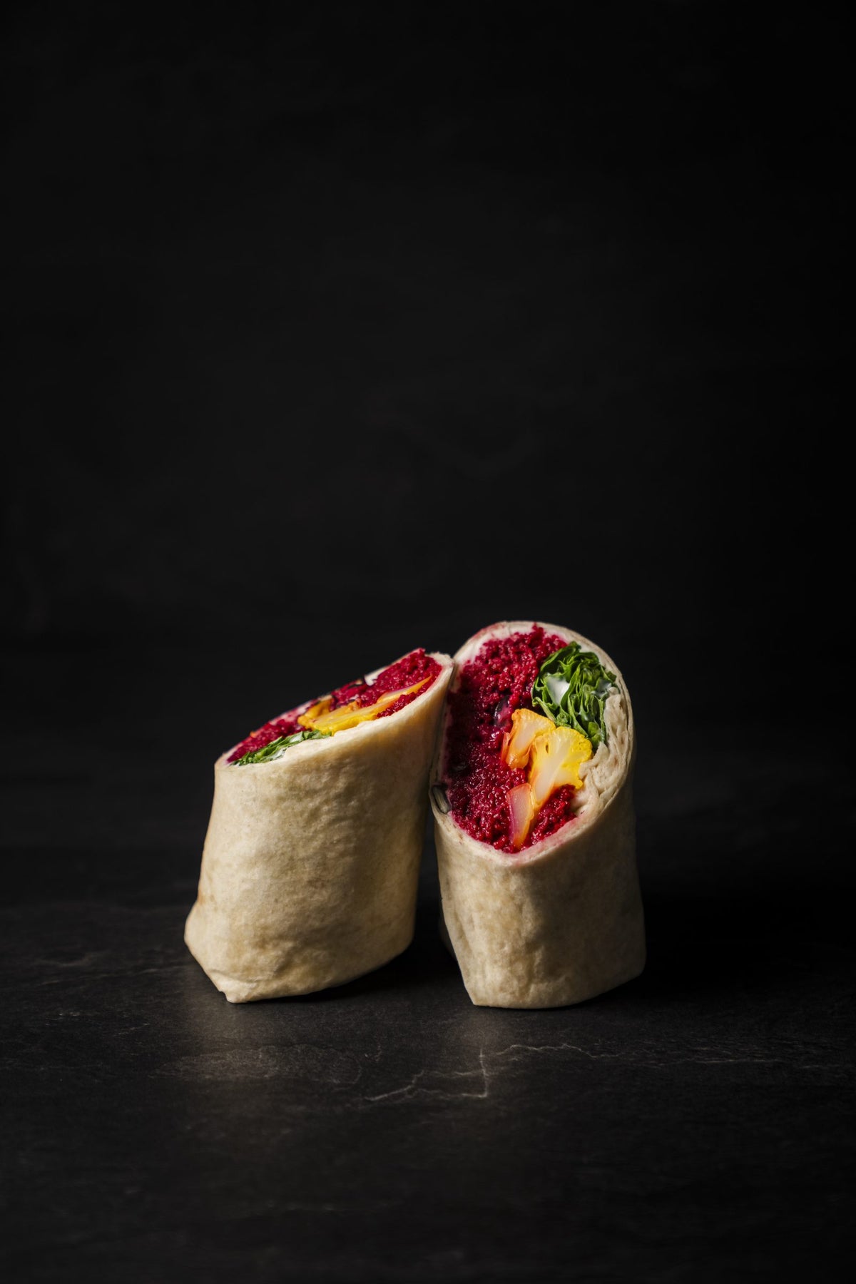 Wrap mit Rote-Bete-Bulgur, Blumenkohl und Spinat, aufgeschnitten