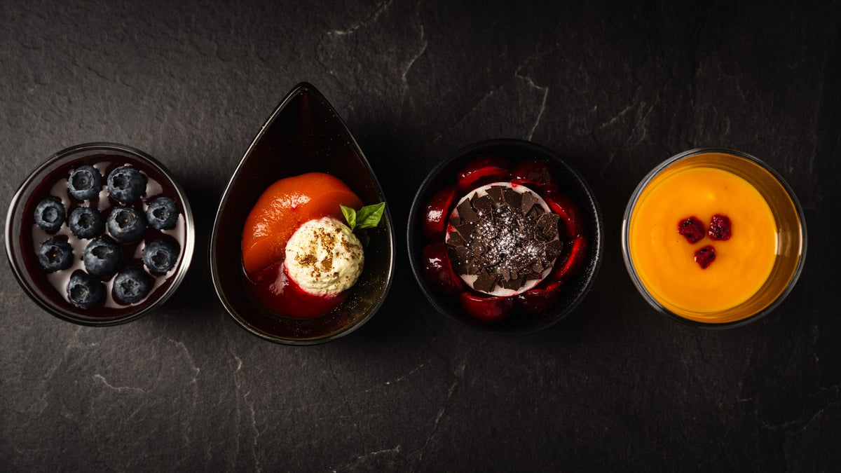 Sweet Bowls im Glas mit Beeren, Pfirsich, Kirsche und Mango (Serviervorschlag)