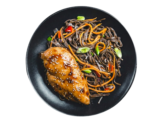 Hähnchenbrust auf Sobanudeln mit Gemüse in Sesamsauce