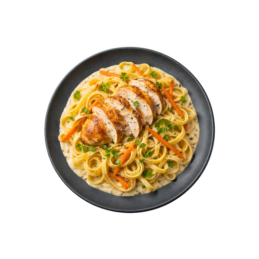 Bandnudeln in Pfefferrahmsauce mit Hähnchenbrust und Karotten