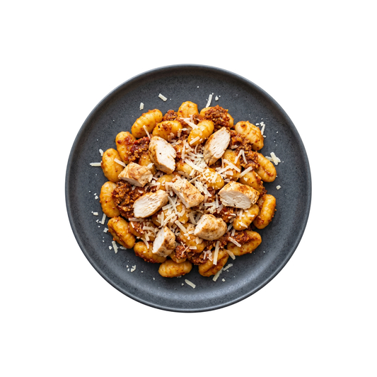 Gnocchi in rotem Pesto mit Hähnchenbrust und Parmesan