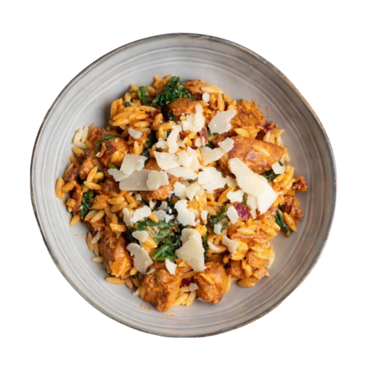 Hähnchenbrust auf Orzo mit Gemüse und Pesto