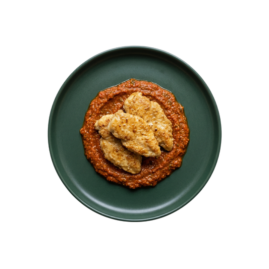 Hähnchenbrust in Parmesan-Ei-Hülle auf Tomatenpüree mit Pesto