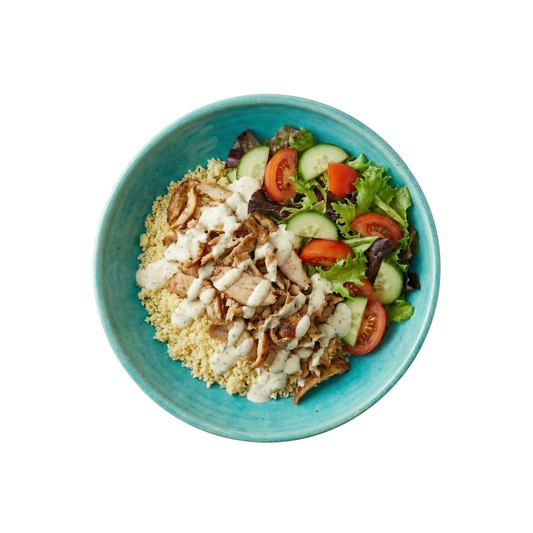 Hähnchenkebab auf Cous Cous mit Knoblauchsauce und Salat