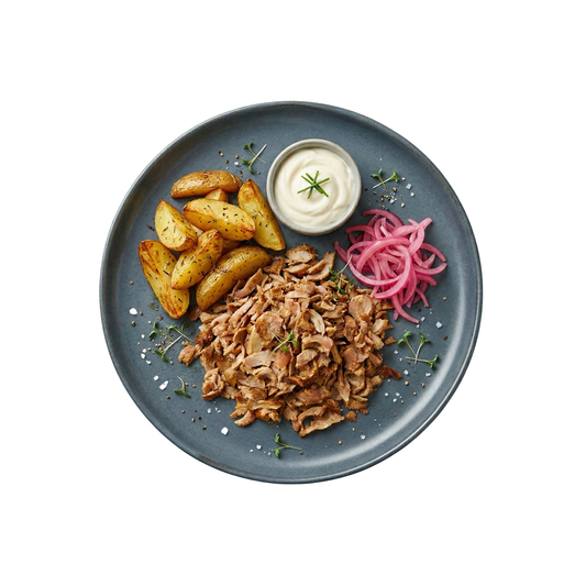 Hähnchenkebab mit Röstkartoffeln, Knoblauchcreme und eingelegten Zwiebeln