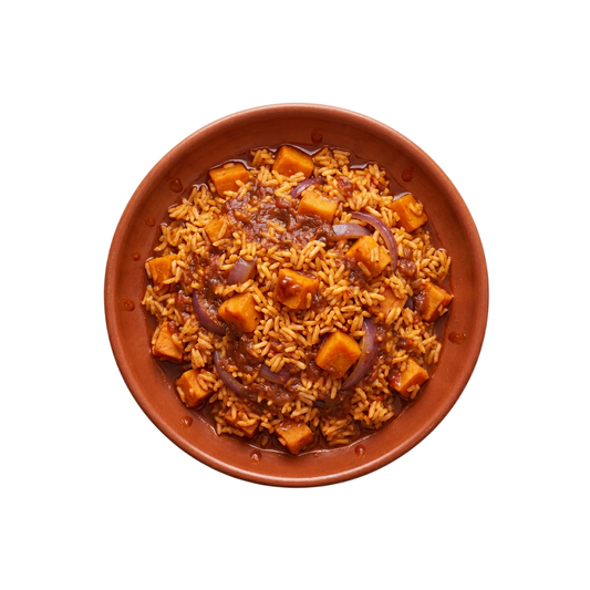 Jollof Reis mit Süßkartoffeln und roten Zwiebeln