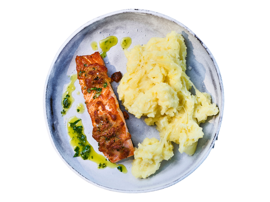 Lachsfilet mit Kartoffelpüree und feiner Kräutersauce