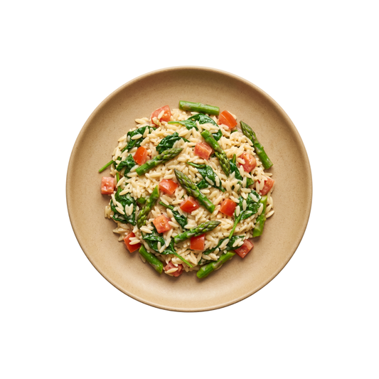 Orzo Risotto mit Spinat, Tomaten und grünem Spargel