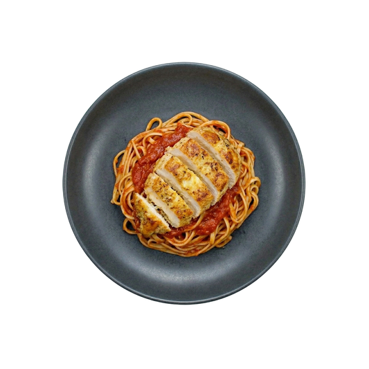 Piccata von der Hähnchenbrust in Käse-Ei-Hülle auf Tomatennudeln