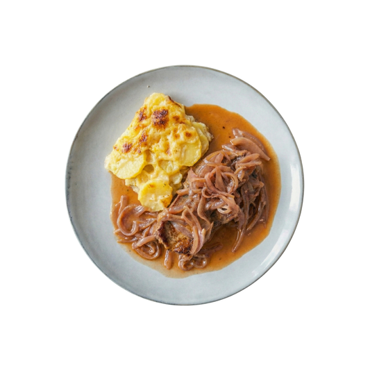 Rinder-Zwiebelrostbraten auf Kartoffelgratin