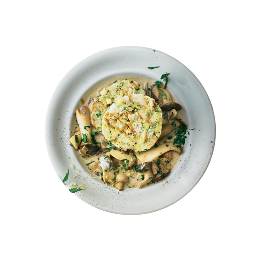 Serviettenknödel mit Rahmchampignons, Rukola und getrockneten Tomaten
