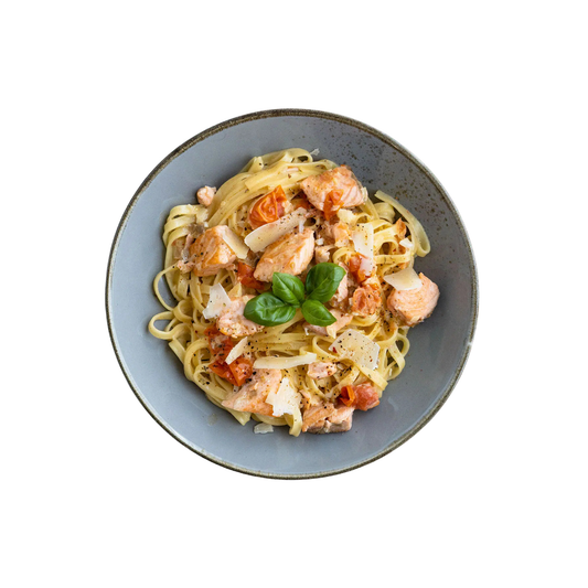 Tagliatelle in Lachs-Sahne-Sauce mit Spinat und Tomaten