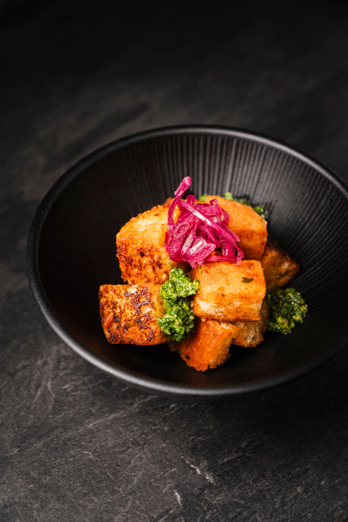 Kalte Vorspeise: Panzanella in Tomatendressing