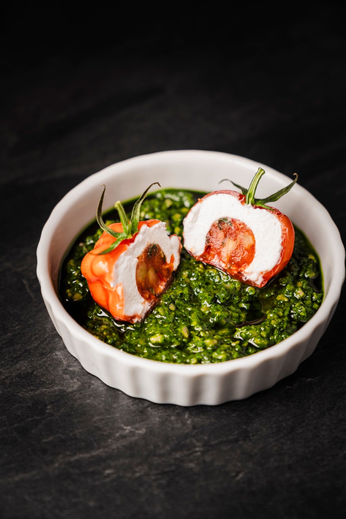 Kalte Vorspeise: Tomate Mozzarella auf Basilikumpesto