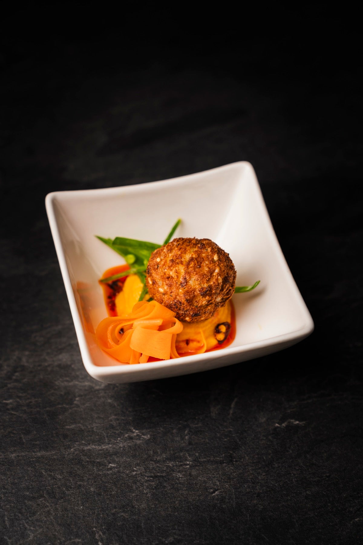 Kalte Vorspeise: Falafel auf Karottencreme