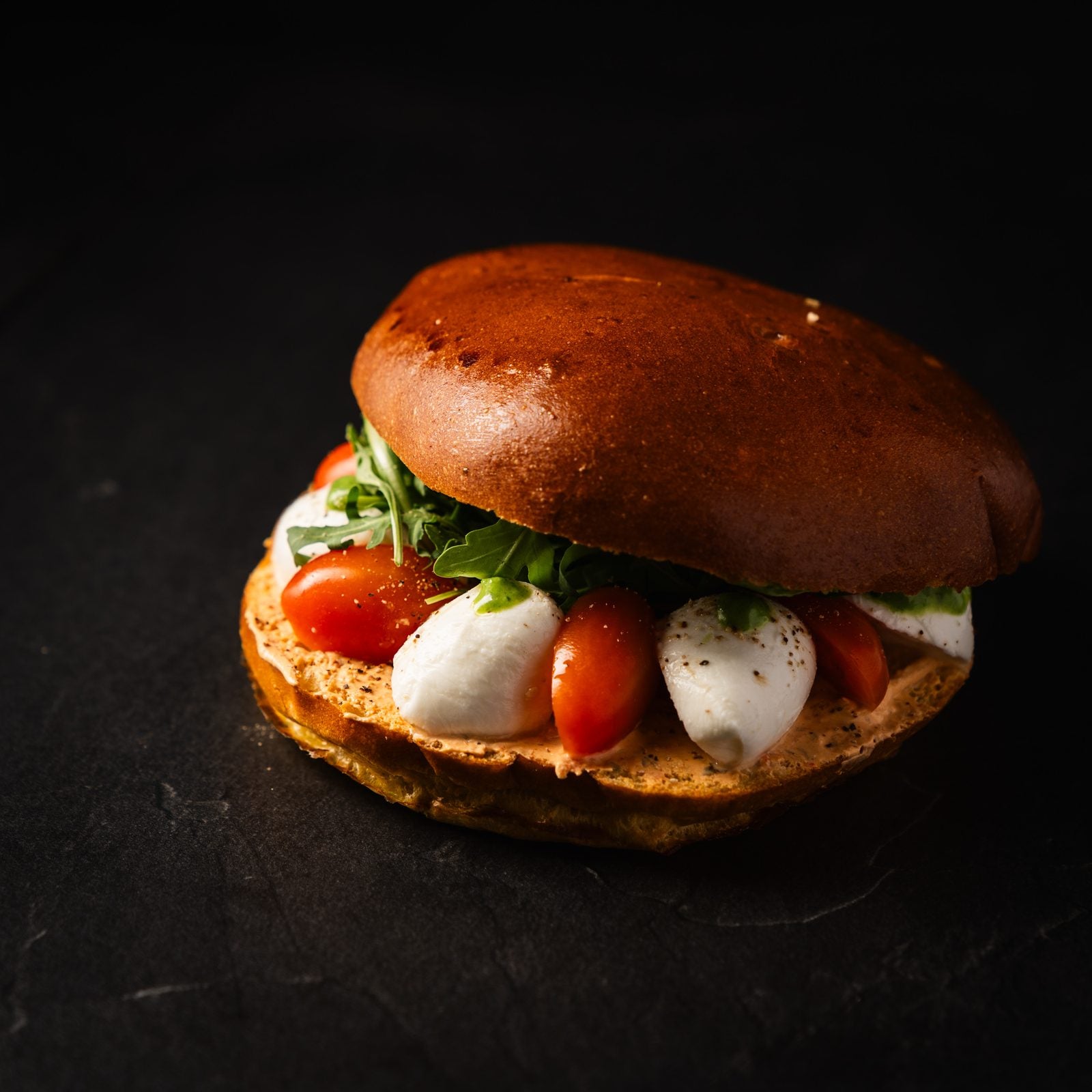 Sandwich mit Mozzarella, Kirschtomaten und Rucola