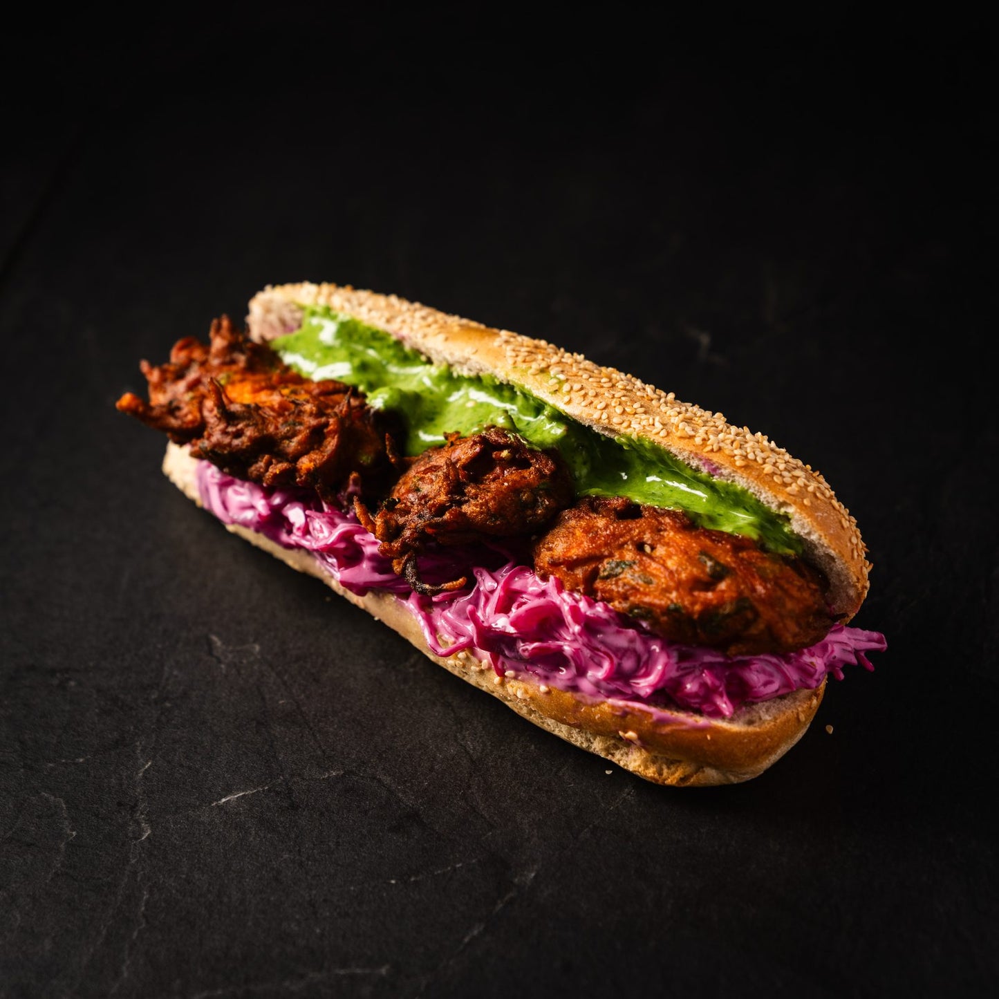 Sandwich mit Gemüse-Pakora, Rotkohl-Slaw und grüner Kräutersauce