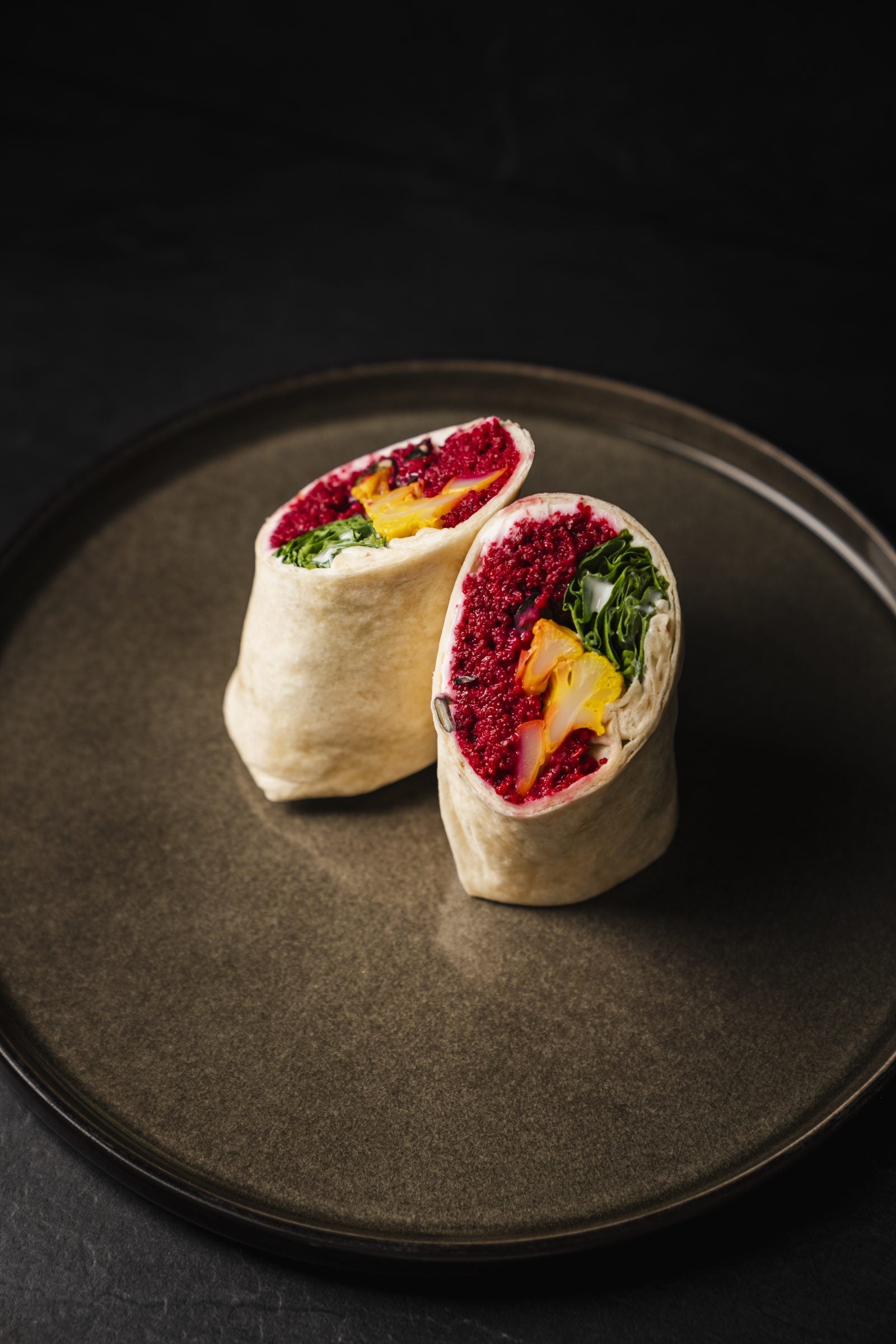 Wrap mit Rote-Bete-Füllung und Blumenkohl, zweite Ansicht