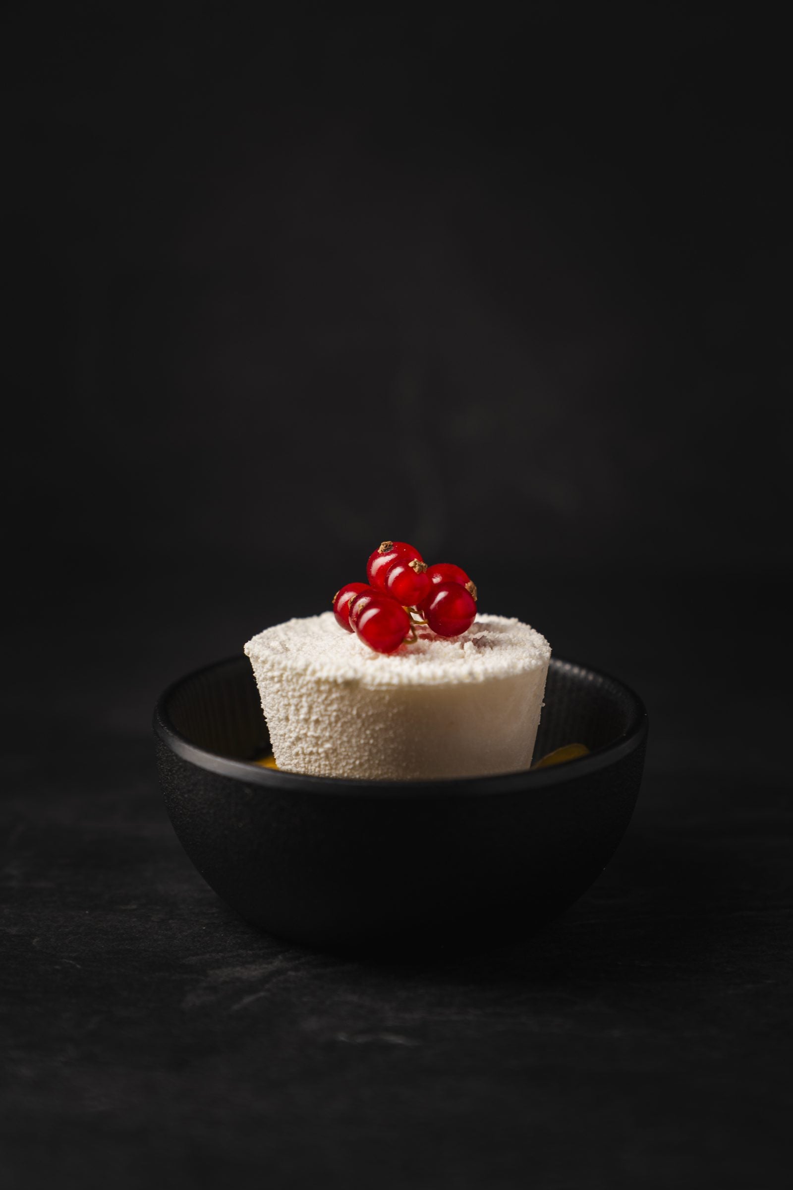 Kokos Panna Cotta mit roten Johannisbeeren