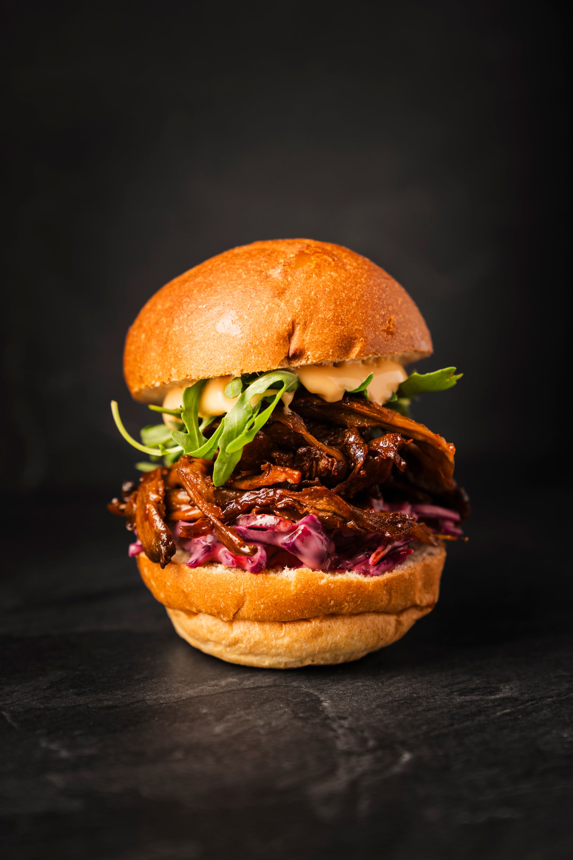 Mini Burger mit geschmorter Füllung, Rotkohl und Rucola